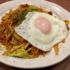 オールスター焼きそば【犬鳴豚・イカ・エビ・佐賀牛スジコン・目玉焼き】