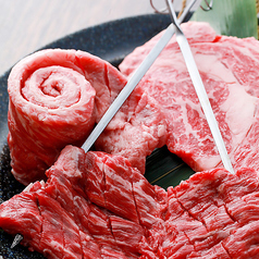 【1】名物4種盛り ～3種のステーキ、中落ちカルビの一本焼きの豪華な内容～