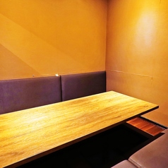 【2名様~4名様向けのテーブル席】女子会や飲み会、会社帰りのちょい飲みなど、様々なシーンにおすすめの掘りごたつ席です。土間土間ではコースメニューをはじめ、絶品の単品料理、豊富なドリンクメニューをご用意しております♪