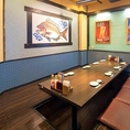 【多彩なお席をご用意】テーブル席、個室、お座敷、掘りごたつ席など、さまざまなお席を取り揃えてお待ちしております。デートや少人数での飲み会から、各種会社宴会、同窓会、二次会などの大人数での団体利用まで幅広く対応可能です。皆さまのご来店を心よりお待ちしております！