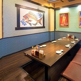 【多彩なお席をご用意】テーブル席、個室、お座敷、掘りごたつ席など、さまざまなお席を取り揃えてお待ちしております。デートや少人数での飲み会から、各種会社宴会、同窓会、二次会などの大人数での団体利用まで幅広く対応可能です。皆さまのご来店を心よりお待ちしております！