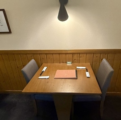 温もりある木のテーブルで、揚げたての香ばしいとんかつと厳選日本酒をゆっくりと。料理人の手仕事を間近に感じながら、心ほどけるひとときをお過ごしください。お一人でも気軽に楽しめる、贅沢な大人の特等席です。