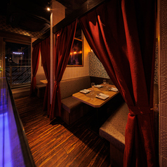 個室のテーブル席は、居心地の良さが魅力。大切な方との時間やちょっとしたお祝いなど、少し特別なシーンにも対応できます。周りを気にせず会話と食事を楽しめる空間で、落ち着いた大人の時間をお過ごしいただけます。