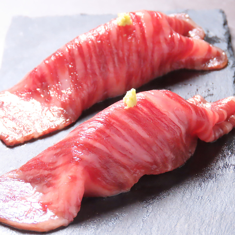 とろける舌触りのお肉の贅沢な肉寿司やしゃぶしゃぶも味わえ、豊富なお酒も揃えてます
