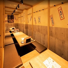 【小～中団体の宴会向き席】最大20名様までご利用可能。気の合う友人・会社仲間との集まりや宴会などにぜひ！ゆっくり寛げる掘りごたつ席で美味しい料理をお愉しみ下さい。