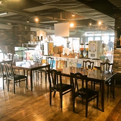 ゆったりとした時間が過ごせる広々とした店内で美味しい食事をじっくりとご堪能ください!清潔感のある内観はホテルならでは♪料理ももちろん大満足◎ドリンクバーも近く、時間いっぱい楽しめます!お子様連れに友人との食事、女子会やデートにもおすすめです!