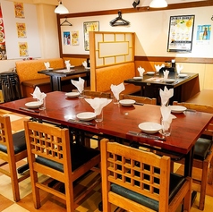 6名様でお座りいただけるテーブル席です。グループでの各種宴会に♪