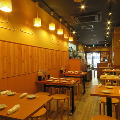 4名様×3席ございます。グループでの集まりや大切な人への特別な記念日にもご利用いただけます☆また女子会やママ友などの食事会にもピッタリで楽しいひとときをお過ごしいただけます。人数が多い場合は複数テーブルをご使用することで離れずにまとまったお席を確保することもできますので、ご安心ください！