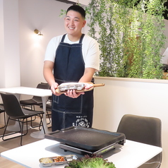 2名掛けのテーブルは、プライベート感があり、親しい友人や大切な人との会話を楽しむのに最適☆壁に施された優しい色合いが、心を落ち着ける空間を作り出しています！また、スタッフは丁寧な接客を心掛けており、お客様一人ひとりに寄り添ったサービスを提供します。居心地の良い空間で、心温まる体験をお楽しみください◇