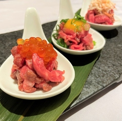 贅沢！ローストユッケ三種食べ比べ（ユッケ・かにのせ・いくらのせ）