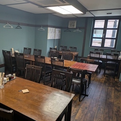 【ご友人との飲み会にもオススメ!】「今日ちょっと飲みに行こうよ!」そんなお誘いの際には是非当店へ!ゆったりとしたテーブルのお席がございますので、楽しい飲み会の席にもピッタリです◎