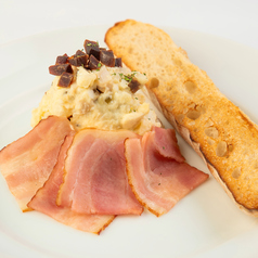 奈良漬けとグリルベーコンの燻製ポテトサラダ