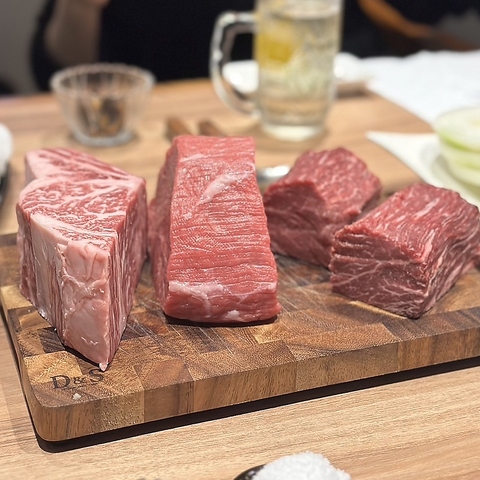 木のぬくもりを感じる店内で絶品肉料理やお酒に舌鼓♪女子会や宴会にも最適◎