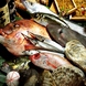 厨房奥の大きな生け簀で瀬戸内の旬鮮魚をさばきたて提供