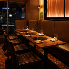 気軽な集まりから本格的な宴会まで対応できる当店では、飲み放題付きのコース料理を種類豊富にご用意。開放感のあるテーブル席で、名古屋の味と豊富なドリンクを楽しめます。料理のボリューム感も好評で、若い方から年配のお客様まで幅広く支持。ご予算や利用シーンに合わせた相談もお気軽にどうぞ。