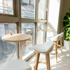 【2階】窓際席。外を眺めながらついゆっくりしてしまうお席。かわいいスイーツとお楽しみください。