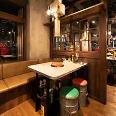 仕事帰りに同僚と、休日に友人と、気軽に立ち寄れるテーブル席◎駅からのアクセスも良く、集合にも便利です。卓上の強炭酸の角ハイボールタワーから好きなだけ注いで、まずは乾杯♪日々の疲れを吹き飛ばす、美味しい料理とお酒をご用意してお待ちしております！