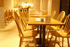 テーブル席は28席ご用意しており、人数に応じて自由に移動が可能です。大人数の団体様でも気軽にご利用いただけるため、友人や家族との集まりにも最適です。快適な空間で、リラックスしたひとときをお過ごしください。