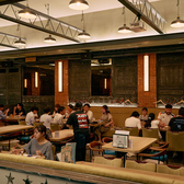 フロア貸切はプロジェクター、マイク、DJブースなどがレンタル可能です。結婚式二次会や同窓会、会社のパーティーなどをご検討の際は是非ご相談ください。