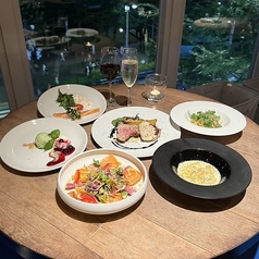 季節の食材を使った前菜やパスタ、お肉2種盛り、デザートまで付いた全6品コース