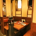 落ち着いた雰囲気の店内にはBOX席をご用意しております。周りのお席とは離れておりますので、個室でなくてもゆったりとご宴会をお楽しみいただけます。ぜひかまどかで素敵な宴会のひと時をお過ごしください♪予約受付中！