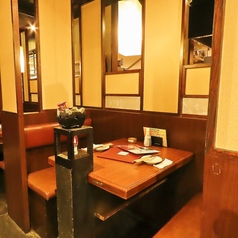 落ち着いた雰囲気の店内にはBOX席をご用意しております。周りのお席とは離れておりますので、個室でなくてもゆったりとご宴会をお楽しみいただけます。ぜひかまどかで素敵な宴会のひと時をお過ごしください♪予約受付中！