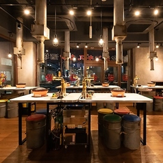 気の合う仲間とワイワイ楽しむならテーブル席へ！グループでの飲み会にぴったりです◎各卓のハイボールタワーをみんなで囲めば、自然と会話も弾みます♪絶品ジンギスカンを味わいながら、最高の時間をお過ごしください。活気あふれる店内で、思い出に残るひとときを！