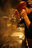 熟練の拉麺職人と秘伝のスープ！！