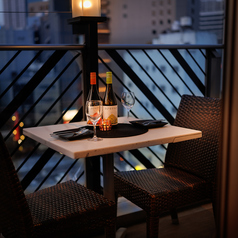 外気に包まれる屋外テラス席は、晴れた日には特に人気の高いエリアです。自然の風が心地よく、開放感あふれる雰囲気の中で、食事やお酒を楽しむことができます。屋根付きの席もあるため、天候を気にせず利用できるのも嬉しいポイント。昼は爽やかに、夜はライトアップとともに雰囲気たっぷりの時間を演出。