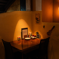 【1Ｆ：テーブル席】ホールにはテレビモニターがあり、バラエティやスポーツ観戦をしながらお愉しみいただけます