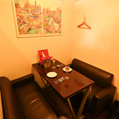 当店では個室にもモニターが有ります。周りを気にせずお好きな番組を鑑賞しながら、会話も盛り上がりそうですね。店内は落ち着いた空間で騒がしくないのも当店の特徴。この隠れ家にて特別でゆったりとした時間をお過ごしください。【町田・飲み放題・個室・貸切・誕生日・記念日・喫煙可能】