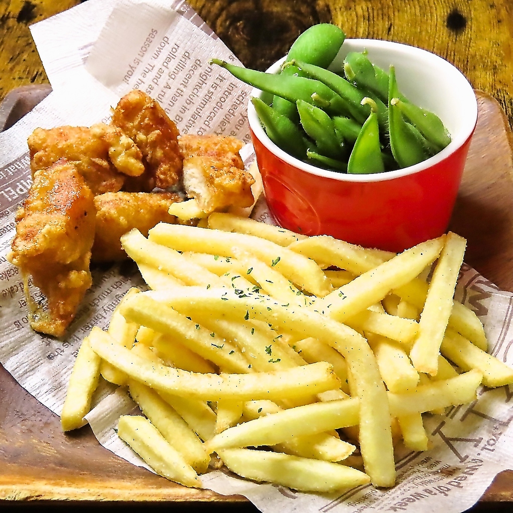 からあげ・ポテト・枝豆のプレートに1ドリンクがついたSETです。食べながら飲みたい人にオススメ!