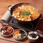 話題沸騰中！若い女性に人気の韓国・釜山名物のピリ辛鍋料理もご用意しております♪