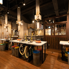 どんなシーンでもご利用いただけるテーブル席はいつでも会話が弾む特等席◎名物の塩〆熟成した上ラム肩ロースやネギ爆ジンギスカン、飲めるジンギスカンなどと、卓上タワーから注ぐ強炭酸ハイボールの最強コンビをぜひ！美味しい料理とお酒が一日の疲れを吹き飛ばします◎