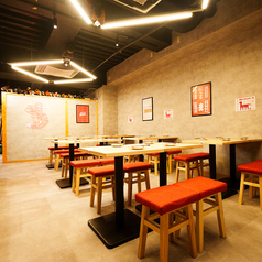 【お洒落なテーブル席と店内雰囲気♪】こだわりは心から全てのお客様にくつろぎ楽しんでいただくこと♪ 私どもがその空間づくりを全力でお手伝いさせていただきます！記念日や接待に誕生日など,様々なシュチュエーションにも対応させていただきます◎梅田で居酒屋をお探しの方は是非当店へご来店ください！