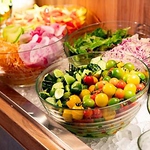 ランチ限定のサラダビュッフェ！コースはもちろん、ランチセットでも一回お楽しみいただけます。