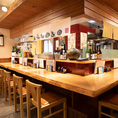 店内に入ってすぐの開放的な空間には、L字型のカウンター席をご用意。ナチュラルカラーの優しい雰囲気は、お家で寛いでいるようなホッと安らぐ憩いの場となっています。目の前でお料理を創り上げる様子を見ることができたり、時には料理長とお喋りを愉しんだりと、おひとり様でも気兼ねなくお過ごしいただけます。