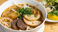 牛のピリ辛レモングラス太めんビーフン（ブンボーフェ）の写真