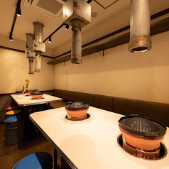 周りを気にせず同僚やご友人と盛り上がれる半個室は4名様からご用意◎プライベートな空間で名物の塩〆熟成ジンギスカンを心ゆくまでお楽しみください♪各卓のハイボールタワーでは好きな時に好きなだけお代わりでき、ドリンクの待ち時間がないことも魅力のひとつ♪落ち着いたお席でお腹も心も満たされること間違いなし♪