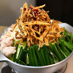 絆串名物!!ごぼう天山盛りのぷりぷりもつ鍋(醤油)