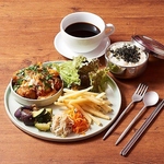 ワンプレートにまとめられたお洒落な韓国料理ランチは女子会利用に人気♪