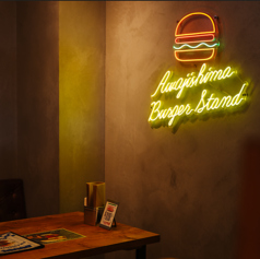 ゆったりできる席。テーブルにQRがありそこから注文が可能！自分の好きなタイミングで食事ができますのでぜひともご利用ください。