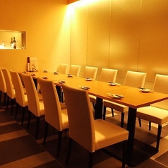 和の趣が溢れる落ち着いた空間には、大小様々な完全個室をご用意しています。障子を閉めると、プライベート感のある空間の完成。ご利用人数に合わせて仕切板や障子を全て取り外すと、梁だけを残した大きな個室になります。50名様から貸切にすることが可能なので、最大60名様までの忘年会などの大型宴会におすすめです。