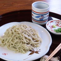 石臼挽き蕎麦と赤酢鮨・炭火焼きが織りなす季節の味わい