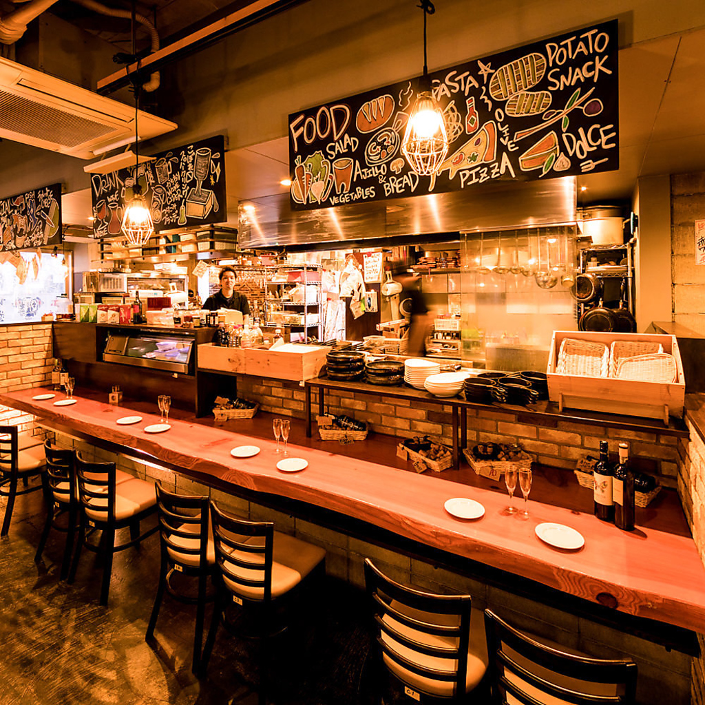 【ライブ感溢れるカウンター席】仕事帰りにフラッと立ち寄る‥サシ飲みやデートにもおすすめ♪