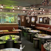 ドラムテーブルを囲みながらみんなで乾杯しましょう◎本場韓国の酒場をイメージした店内は、ネオンボードが飾られており明るくにぎやかな雰囲気となっております。韓国のお酒を飲み、韓国料理を味わいながら本場の雰囲気を楽しんでください！