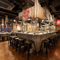 お一人様やデートなどでのご利用に最適なカウンター席◎目の前で焼き上がるジンギスカンの香りや音と共に、自分のペースで絶品ラム肉をじっくり味わう贅沢な時間をどうぞ♪もちろんカウンターにも強炭酸のハイボールタワー完備！駅からのアクセスも良く、気軽に立ち寄れるのが魅力。最高のちょい飲みを体験しませんか♪