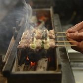 比内地鶏の鮮度と肉質に合わせ、一本一本丁寧に串打ちした焼鳥を、備長炭の焼き台で職人が最高の状態に焼き上げます。絶妙な火加減と焼き台の位置を駆使し、ジューシーさ、パリッと感、旨味など、部位ごとの個性を最大限に引き出します。