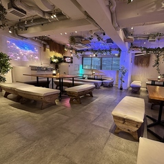 駅至近のガーデン風ダイニング。ワンフロアなので見渡しも良く,一体感があるのでプライベートなパーティーに最適♪