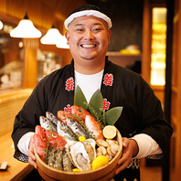 新鮮な魚介の炉端焼きが自慢。